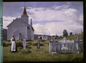 Image représentant Femme posant dans le cimetière devant l'église