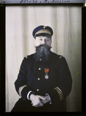Image représentant Le commandant  https://musee-albert-kahn.s-museum.fr/home/NWQ2OTAwYzNmYjZlZTk1ZWQwODJmMjY4L2dlbmVyaWMtbm90aWNlLXRhYi9hdXRob3JpdHkvNjE3YTc5ZjVjZjhiODk2OGIzMzM3ZDIx/5d6900c3fb6ee95ed082f268/generic-notice-tab/authority/617a79ebcf8b8968b33369a3 Buisson