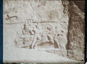 Image représentant Bas-relief sassanide représentant un combat équestre entre un roi et un ennemi, tombeau de Xerxès Ier (?)