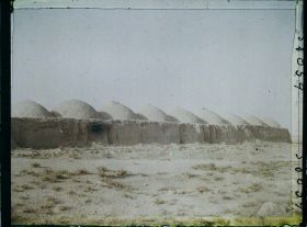 Image représentant Le mur d'enceinte du village abandonné