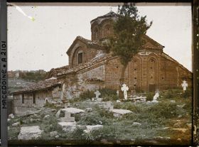 Image représentant La vieille église Saint Clément avec le cimetière en avant
