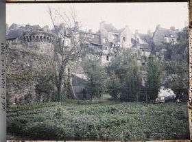 Image représentant Un potager au pied des remparts et des vieux quartiers
