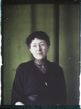 Image représentant https://musee-albert-kahn.s-museum.fr/home/NWQ2OTAwYzNmYjZlZTk1ZWQwODJmMjY4L2dlbmVyaWMtbm90aWNlLXRhYi9hdXRob3JpdHkvNjE3YTc5ZjVjZjhiODk2OGIzMzM3ZDIx/5d6900c3fb6ee95ed082f268/generic-notice-tab/authority/617a79ebcf8b8968b3337098 Madame Ladevèze