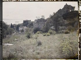 Image représentant Panorama des ruines des fortifications de la ville et golfe de Durazzo en direction d'Elbasan et Berat