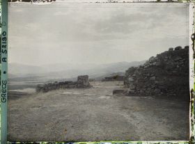 Image représentant Sur l'Acropole, le Palais : vue prise du Megaron (foyer seigneurial) vers la cour