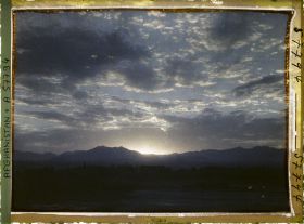 Image représentant Coucher de soleil sur les montagnes
