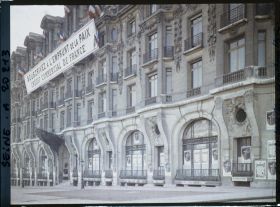 Image représentant Pancarte pour l'emprunt national de 1920 sur la facade de l'hôtel Elysée-Palace au 103 avenue des Champs-Elysées, siège social du Crédit commercial de France