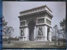 Image représentant L'arc de Triomphe place de l'Etoile vu de l'avenue Foch