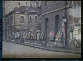 Image représentant Affiches pour les élections législatives de novembre 1919 devant l'école élementaire de la rue Dupleix