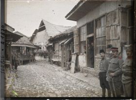 Image représentant Habitants et soldats serbes dans une rue bordée d'échoppes