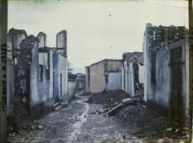 Image représentant Une rue de ville haute