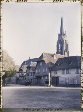 Image représentant France, Scherwiller, La Place Maréchal Foch et la Tour de l'Eglise (Grès rouge)