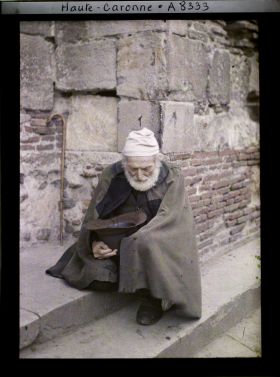 Image représentant Un vieillard faisant la quête sur les marches de la basilique Saint-Sernin