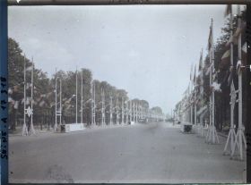 Image représentant L'avenue des Champs-Elysées décorée pour les fêtes de la Victoire des 13 et 14 juillet