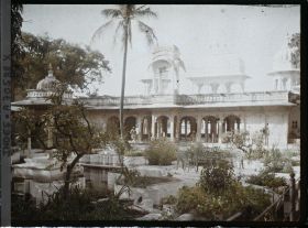 Image représentant Bassin-jardin du palais flottant de Jag Niwas ou de Jag Mandir sur le lac Pichola