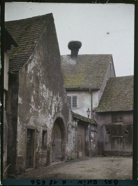Image représentant France, Marmoutier, Un fond de ruelle avec un nid de Cigognes