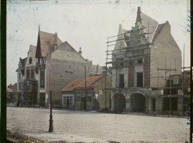 Image représentant France, Béthune, Contre jour vers les nouvelles maisons de la Grande Place