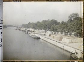 Image représentant Vue sur le quai de Passy (actuelle avenue du président Kennedy) et sur le pont Rouelle (ou passerelle de Passy) depuis le viaduc de Passy