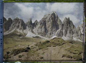 Image représentant Le col du Grödner (Grödner Joch ou passo Gardena) et la chaine de Pizes de Cir (Cirspitzen ou Gruppo del Cir)