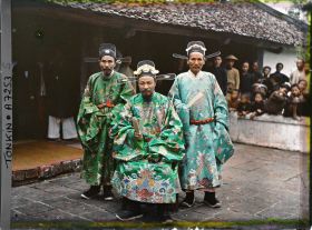 Image représentant Un mandarin militaire, un chef de province et un préfet en costume d'audience solennelle au Van-mieu, temple confucéen de la " Culture littéraire "