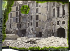 Image représentant Les démolitions du boulevard Haussmann, prises depuis la rue Le Peletier vers le boulevard des Italiens