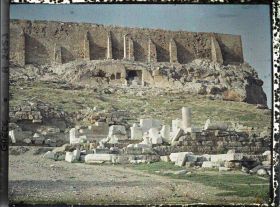Image représentant Vestiges de l'arrière scène du Théâtre de Dyonisos. Au-dessus, sous le mur sud de l'Acropole, la chapelle de la Vierge de la grotte