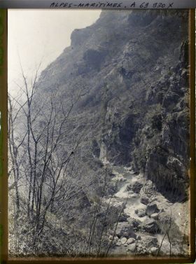 Image représentant Le Loup, cours d'eau au pied d'une pente abrupte, rocheuse et végétalisée