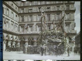 Image représentant La statue de Jeanne d'Arc décorée place de Rivoli (actuelle place des Pyramides) pour la fête de Jeanne d'Arc