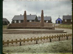 Image représentant France, Lens, Village Hollandais, Monument de la remise du Village à la Ville