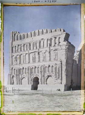 Image représentant La partie gauche de la façade symétrique, aveugle du Taq-I-Kisra (VIe siècle après J.-C.)