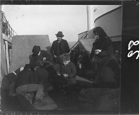 Image représentant Emigrants des 3emes classes installés sur l'entrepont