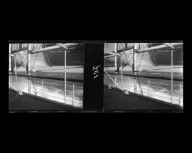 Image représentant La mer déchainée vue à travers le bastingage du pont supérieur