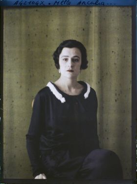 Image représentant https://musee-albert-kahn.s-museum.fr/home/NWQ2OTAwYzNmYjZlZTk1ZWQwODJmMjY4L2dlbmVyaWMtbm90aWNlLXRhYi9hdXRob3JpdHkvNjE3YTc5ZjVjZjhiODk2OGIzMzM3ZDIx/5d6900c3fb6ee95ed082f268/generic-notice-tab/authority/617a79ebcf8b8968b333729c Mademoiselle Arcalia