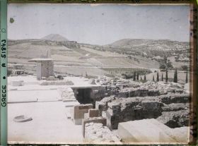Image représentant Vue vers le sud, ruines des magasins et édifices (surmontés de cornes de taureau), des Propylées sud (entrée) du Palais