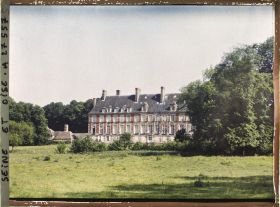 Image représentant France, Les Mesnuls, Coté Ouest du Chateau vu des prés