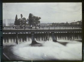 Image représentant Le pont de la Machine (barrage), le Rhône et l'île Rousseau