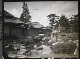 Image représentant Jardin Kôrakuen : le pavillon Enyô-tei et la maison Kakumei-kan (au fond à droite)
