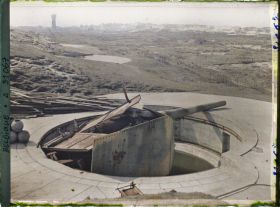 Image représentant Belgique, Knocke, Les 3 pièces de gauche de la Batterie; au fond Duinbergen