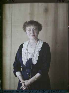 Image représentant https://musee-albert-kahn.s-museum.fr/home/NWQ2OTAwYzNmYjZlZTk1ZWQwODJmMjY4L2dlbmVyaWMtbm90aWNlLXRhYi9hdXRob3JpdHkvNjE3YTc5ZjVjZjhiODk2OGIzMzM3ZDIx/5d6900c3fb6ee95ed082f268/generic-notice-tab/authority/617a79ebcf8b8968b3336af2 Madame Mathilde Colonne Neumann