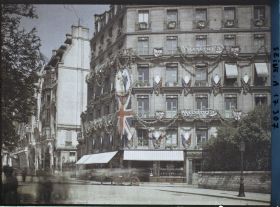 Image représentant Pavoisements pour les fêtes de la Victoire à l'angle de l'avenue des Champs-Elysées et de la rue de la Boétie