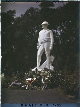 Image représentant Le cimétière américain de Suresnes, statue d'un soldat (un "Tommy" ou "Tommie")