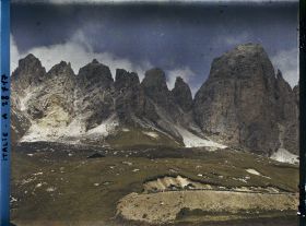 Image représentant Le col du Grödner (Grödner Joch ou passo Gardena) et la chaine de Pizes de Cir (Cirspitzen ou Gruppo del Cir)