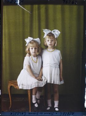 Image représentant Mademoiselle  https://musee-albert-kahn.s-museum.fr/home/NWQ2OTAwYzNmYjZlZTk1ZWQwODJmMjY4L2dlbmVyaWMtbm90aWNlLXRhYi9hdXRob3JpdHkvNjE3YTc5ZjVjZjhiODk2OGIzMzM3ZDIx/5d6900c3fb6ee95ed082f268/generic-notice-tab/authority/617a79ebcf8b8968b333772b Jeanne Salbeck et sa soeur  https://musee-albert-kahn.s-museum.fr/home/NWQ2OTAwYzNmYjZlZTk1ZWQwODJmMjY4L2dlbmVyaWMtbm90aWNlLXRhYi9hdXRob3JpdHkvNjE3YTc5ZjVjZjhiODk2OGIzMzM3ZDIx/5d6900c3fb6ee95ed082f268/generic-notice-tab/authority/617a79ebcf8b8968b333772c Yvonne