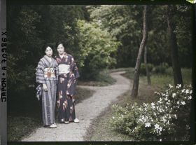 Image représentant Japonaises dans le jardin d'une résidence