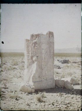Image représentant Vestige d'un pilier de la salle d'audience près du tombeau de Cyrus II, décoré d'un génie ailé