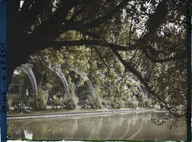 Image représentant L'Exposition Coloniale Internationale de 1931, vue sur le lac Daumesnil en direction de la passerelle des Palmes