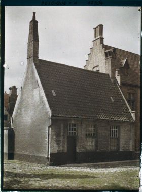 Image représentant Belgique, Bruges, Dans le béguinage, petite Maison