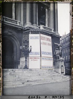 Image représentant Affiches de l'emprunt sur l'Opéra Garnier, placardées sur la statue de La Danse
