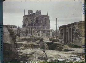 Image représentant France, Reims, Ruines vers la Cathédrale