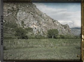 Image représentant Une des parois calcaires de la plaine qui entoure Ohrid